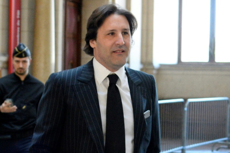 Arnaud Mimran arrive au tribunal pour le procès de l'escroquerie à la taxe carbone, le 25 mai 2016 à Paris ( AFP / BERTRAND GUAY )