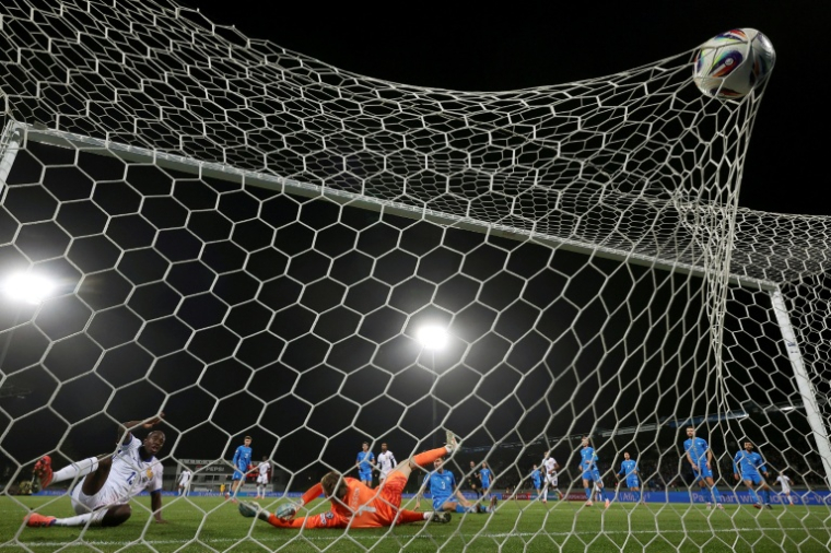 Jean-Philippe Mateta inscrit le deuxième but de l'équipe de France face à l'Islande, le 13 octobre 2025 à Reykjavik ( AFP / FRANCK FIFE )