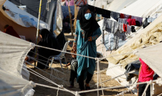 Des Palestiniens, qui ont fui leurs maisons suite aux frappes israéliennes, dans un camp situé dans un centre géré par les Nations Unies, à Khan Younis