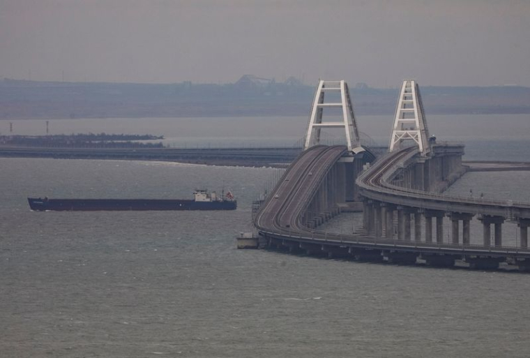 Un cargo navigue à côté du pont de Crimée dans le détroit de Kertch