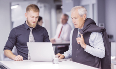 Dans le cas où la transmission par donation d’une entreprise individuelle ou des parts ou actions d’une société est effectuée à un ou plusieurs de ses salariés, ces derniers peuvent opter pour l’application d’un abattement de 300.000 euros.(© Freepik)