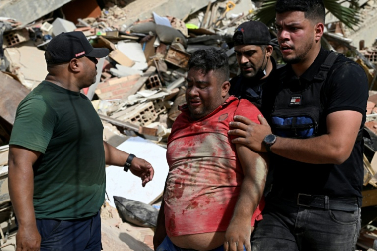Un homme tout juste extrait des décombres d'un immeuble effondré à Caraballeda, à 40 km au nord-est de Caracas, le 25 juin 2026 ( AFP / Federico PARRA )