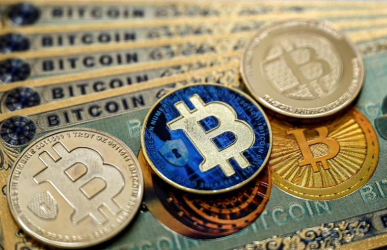 Un nombre croissant d'entreprises misent sur le bitcoin pour diversifier leurs réserves, contrer l'inflation ou attirer les investisseurs, une stratégie à fort potentiel mais à haut risque ( AFP / Ozan KOSE )
