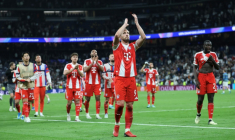 Les joueurs du Bayern Munich, Harry Kane en tête, communient avec leurs supporters à l'issue de leur victoire contre le Real Madrid au stade Santiago-Bernabeu, le 7 avril 2026  ( AFP / Pierre-Philippe MARCOU )