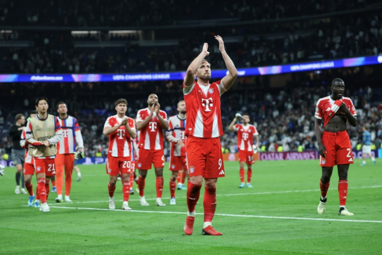 Les joueurs du Bayern Munich, Harry Kane en tête, communient avec leurs supporters à l'issue de leur victoire contre le Real Madrid au stade Santiago-Bernabeu, le 7 avril 2026  ( AFP / Pierre-Philippe MARCOU )