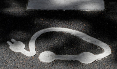 Le logo d'Autolib' à une station de recharge à Paris