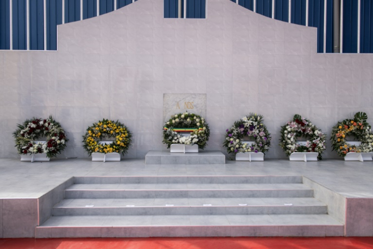 Des couronnes de fleurs déposées au cimetière militaire de Thiaroye à l'occasion du 80e anniversaire du massacre de Thiaroye, le 1er décembre 2024 près de Dakar, au Sénégal ( AFP / JOHN WESSELS )