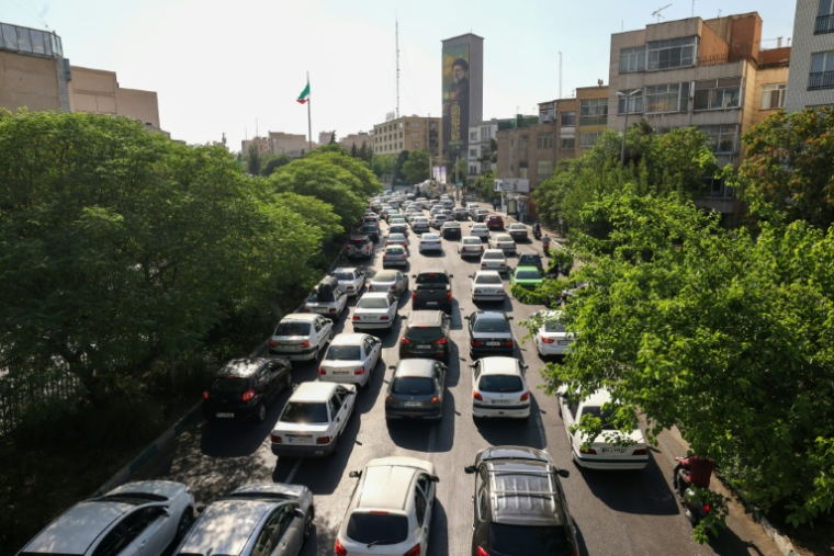 De longues files de voitures qui tentent de quitter Téhéran provoquent des bouchons sur les autoroutes de la capitale iranienne le 15 juin 2025 ( AFP / Atta KENARE )