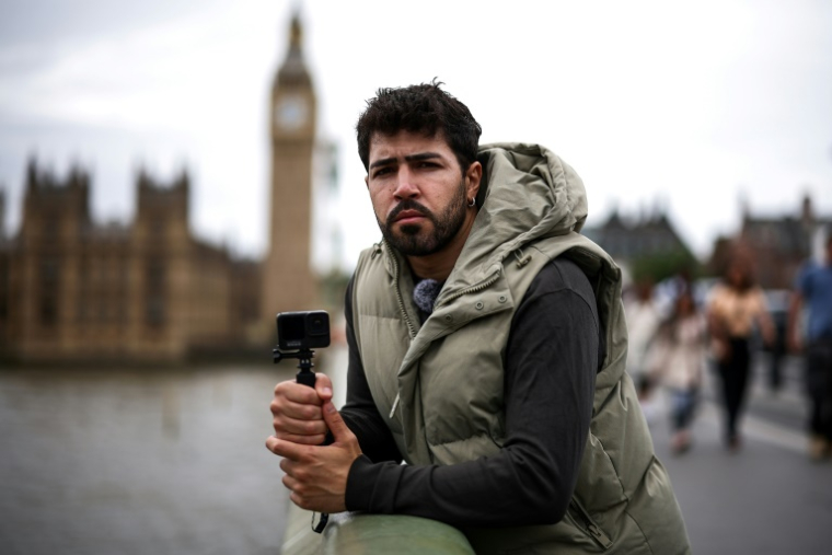 Diego Galdino, qui se filme en train de traquer les pickpockets, le 7 août 2025 à Londres ( AFP / HENRY NICHOLLS )
