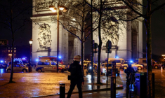 Des policiers bloquent l'accès à une rue de Paris, le 13 février 2026, après qu'un homme armé d'un couteau a été blessé par la police sous l'Arc de Triomphe ( AFP / Guillaume BAPTISTE )