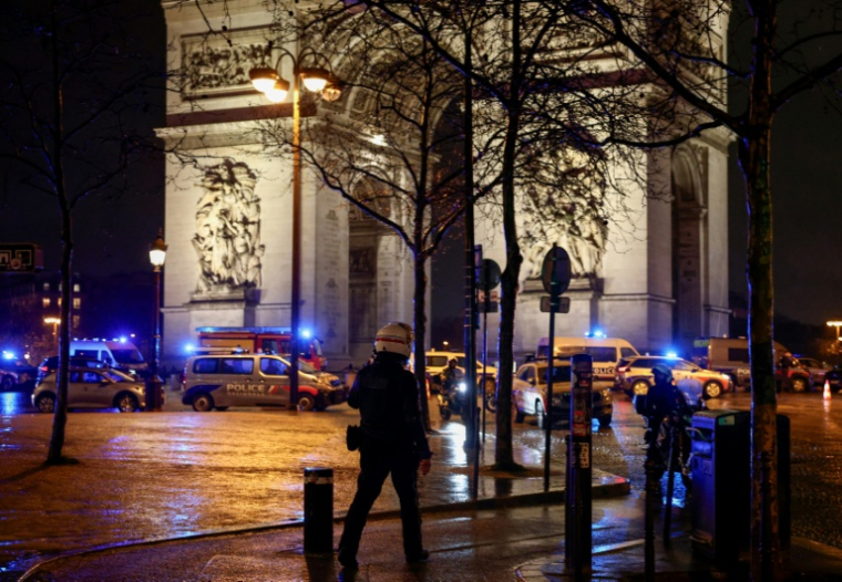 Des policiers bloquent l'accès à une rue de Paris, le 13 février 2026, après qu'un homme armé d'un couteau a été blessé par la police sous l'Arc de Triomphe ( AFP / Guillaume BAPTISTE )
