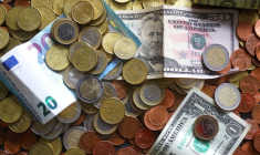 Une image d'illustration montre des billets et des pièces en euros et en dollars américains