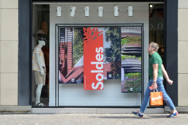 Le démarrage des soldes s'est par ailleurs accompagné d'une vague de chaleur dans l'Hexagone, décourageant les consommateurs de se déplacer ( AFP / STRINGER )