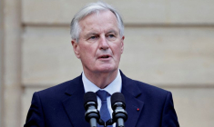 Le nouveau Premier ministre français Michel Barnier assiste à la cérémonie de passation des pouvoirs à l'hôtel Matignon à Paris
