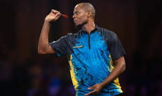 Cole Palmer honoré par un joueur de fléchettes bahaméen