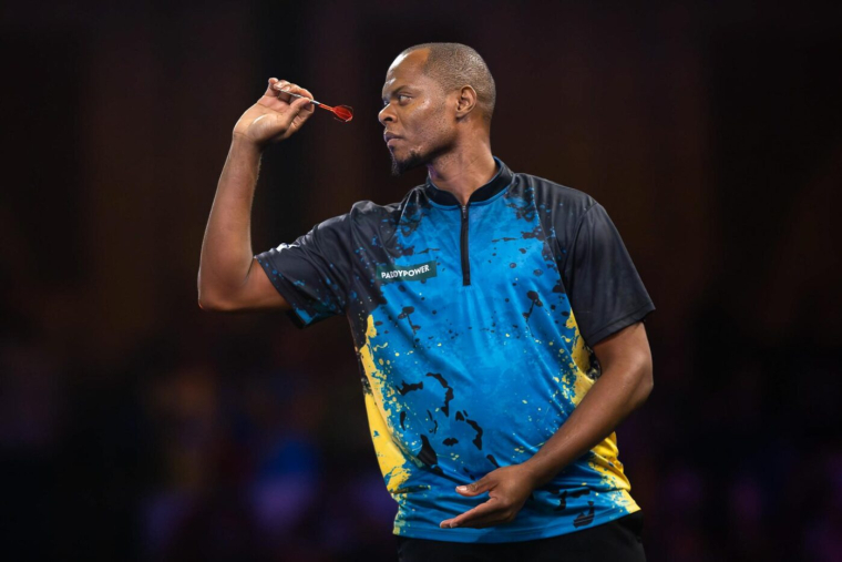 Cole Palmer honoré par un joueur de fléchettes bahaméen