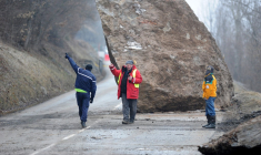 Un éboulement sur la route RD117 à Moûtiers, le 28 février 2015. ( AFP / JEAN-PIERRE CLATOT )