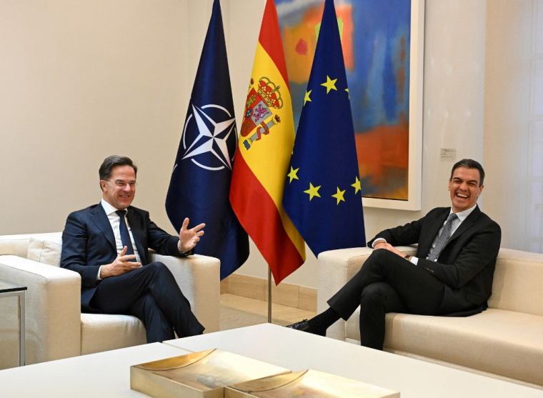 Le secrétaire général de l'Otan, Mark Rutte, et le Premier ministre espagnol, Pedro Sanchez, à Madrid, en Espagne, le 27 janvier 2025. ( AFP / JAVIER SORIANO )