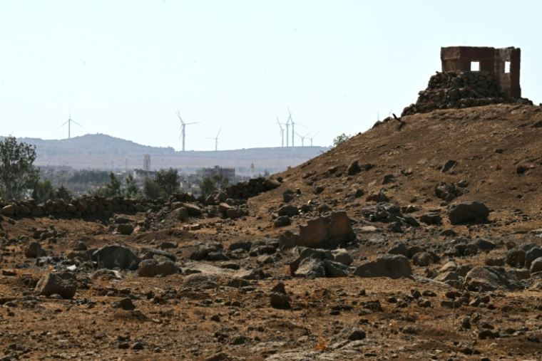 Position de l'armée syrienne détruite par un bombardement israélien, à Madinat al-Salam, sur la route menant de Damas à Qouneitra, le 21 septembre 2025 ( AFP / LOUAI BESHARA )