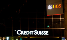 Photo d'archives des logos d'UBS et de Credit Suisse à Bâle, en Suisse