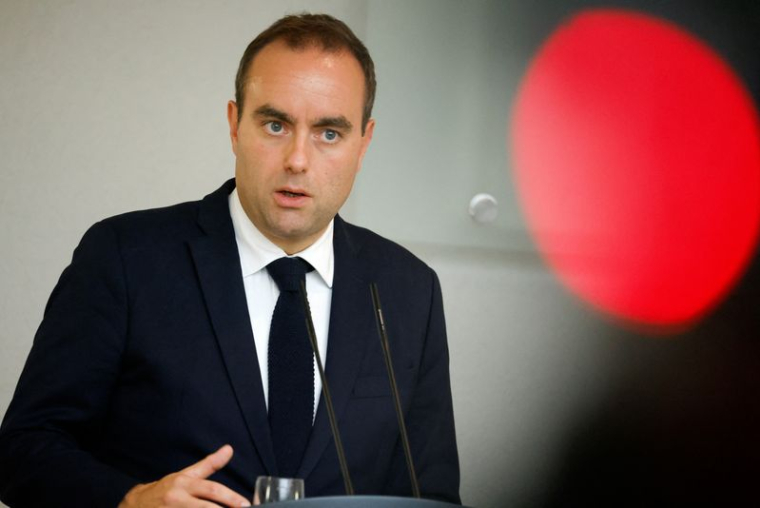 La photo du ministre français des Armées, Sébastien Lecornu
