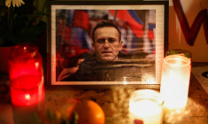 Des personnes assistent à une veillée après la mort du leader de l'opposition russe Alexei Navalny, à Paris