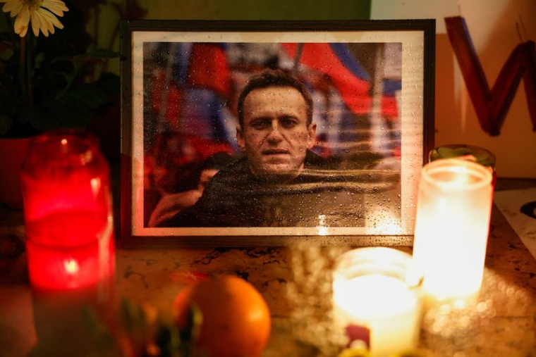 Des personnes assistent à une veillée après la mort du leader de l'opposition russe Alexei Navalny, à Paris