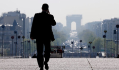 Un homme d'affaires marche sur l'esplanade de La Défense