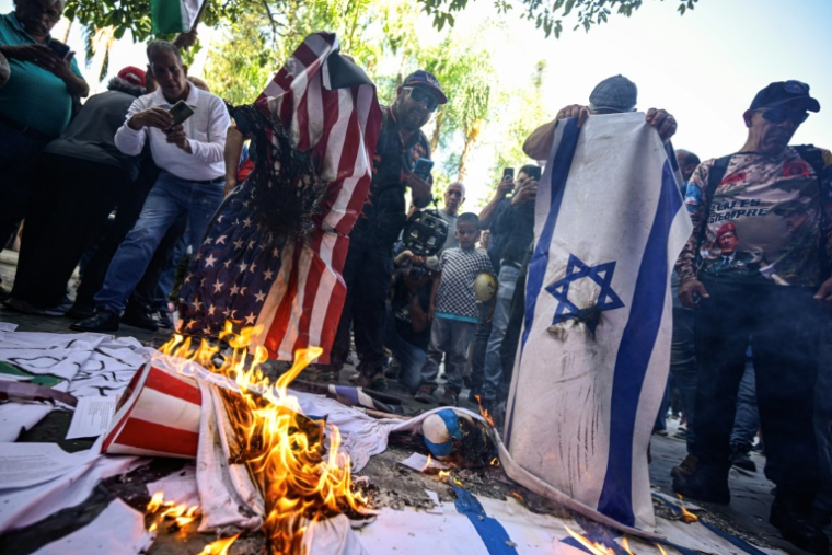 Des manifestants brûlent des drapeaux américains et israéliens à Caracas, le 24 juillet 2026 ( AFP / Maxwell BRICENO )