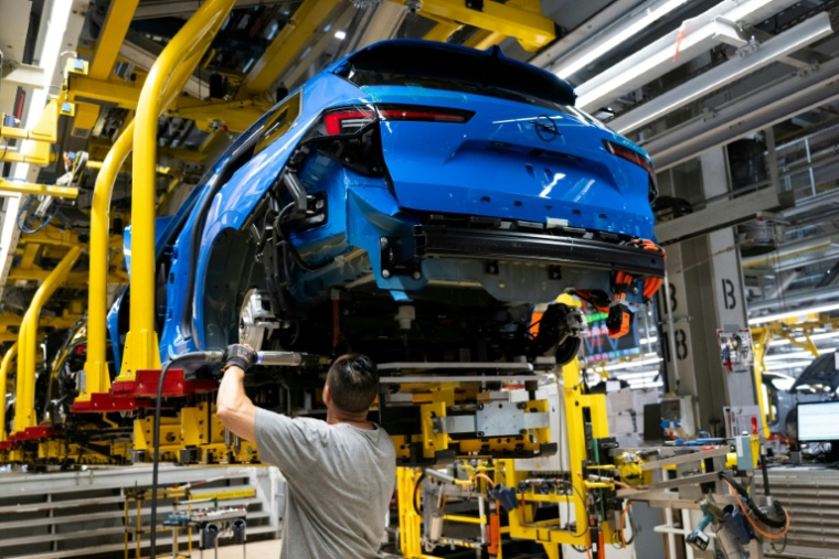 Un employé travaille sur une chaîne de montage de la marque automobile Opel, où il assemble le modèle phare "Astra", dans l'usine de l'entreprise située à Rüsselsheim, dans l'ouest de l'Allemagne, le 30 juin 2026. ( AFP / Florian WIEGAND )