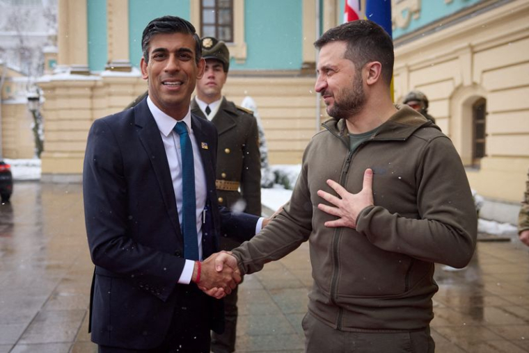 Le président ukrainien, Volodimir Zelenskiy, rencontre le Premier ministre britannique, Rishi Sunak, à Kyiv