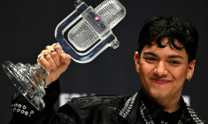 Le chanteur autrichien JJ, représentant l'Autriche avec la chanson "Wasted Love", brandit le trophée après avoir remporté la grande finale de l'Eurovision, à Bâle, le 18 mai 2025 ( AFP / Fabrice COFFRINI )