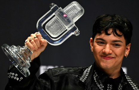 Le chanteur autrichien JJ, représentant l'Autriche avec la chanson "Wasted Love", brandit le trophée après avoir remporté la grande finale de l'Eurovision, à Bâle, le 18 mai 2025 ( AFP / Fabrice COFFRINI )
