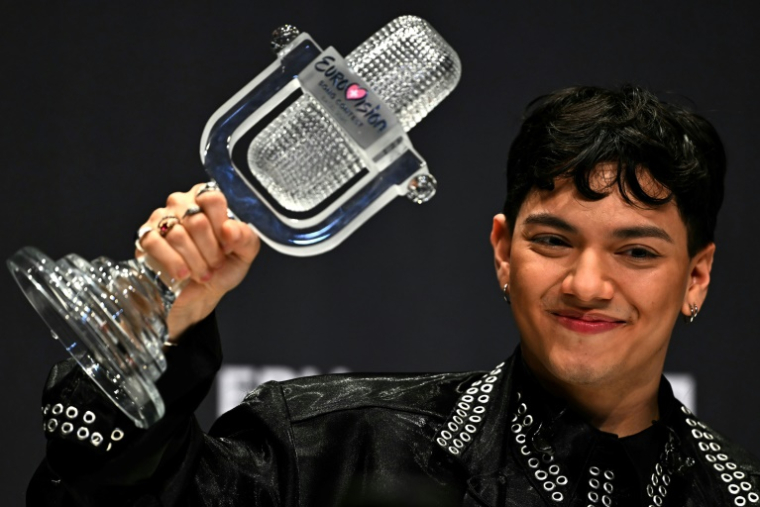 Le chanteur autrichien JJ, représentant l'Autriche avec la chanson "Wasted Love", brandit le trophée après avoir remporté la grande finale de l'Eurovision, à Bâle, le 18 mai 2025 ( AFP / Fabrice COFFRINI )