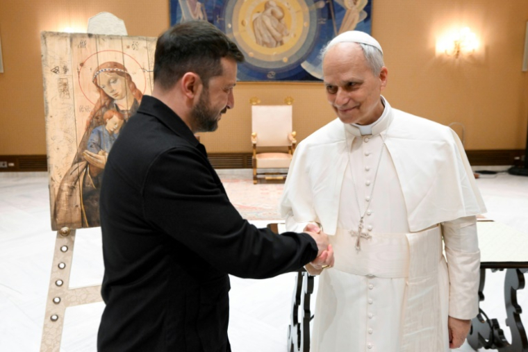 Photo diffusée par les médias du Vatican, le 18 mai 2025, du pape Léon XVI recevant le président ukrainien Volodymyr Zelensky lors d'une audience privée au Vatican ( VATICAN MEDIA / Handout )