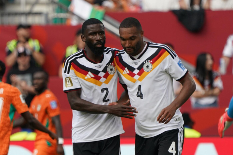 Pacho titulaire avec l'Équateur, du lourd pour l'Allemagne