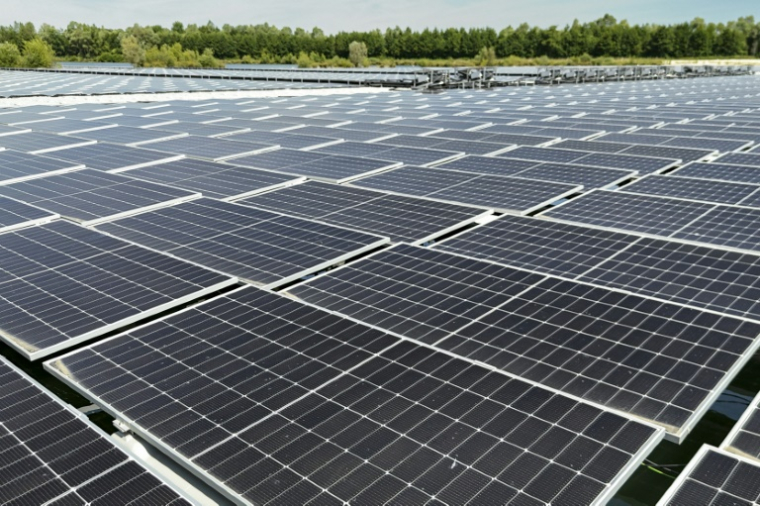 Des panneaux solaires à Perthes, dans le nord-est de la France, le 20 juin 2025 ( AFP / Pierre BEAUVILLAIN )