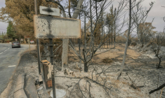 Un panneau d'entrée de la ville de Durban-Corbières, dans l'Aude, après le passage de l'incendie, le 9 août 2025 ( AFP / Idriss Bigou-Gilles )