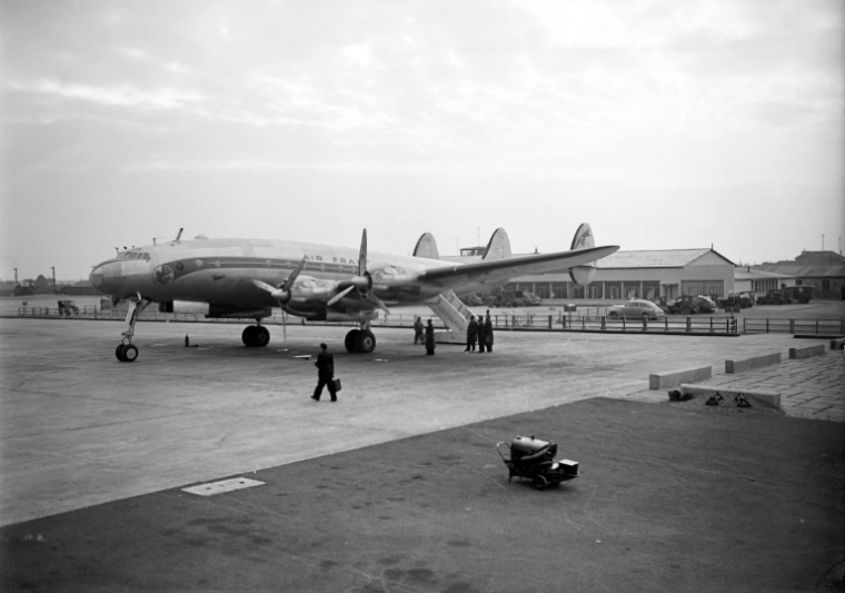 Un avion Lockheed Constellation d'Air France sur le tarmac de l'aéroport d'Orly, avant un vol pour New York ,le 4 novembre 1946 ( AFP / - )