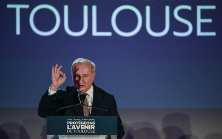 Le maire sortant de Toulouse et candidat à sa réélection, Jean-Luc Moudenc (droite), en campagne le 12 mars 2026 ( AFP / Ed JONES )