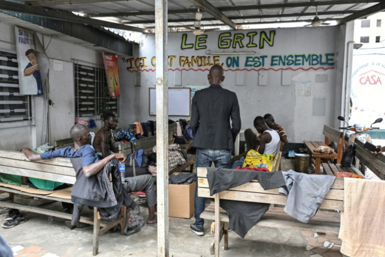 Des patients rassemblés au Centre d'accueil, de soins et d'accompagnement (CASA) à Abidjan le 14 août 2025, en Côte d'Ivoire ( AFP / Issouf SANOGO )