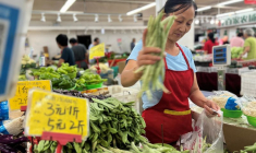 Photo d'une vendeuse de légumes à un marché à Pékin