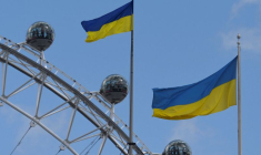 Des drapeaux ukrainiens flottent depuis les bâtiments du gouvernement britannique, à Londres