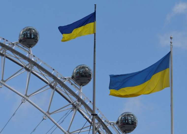 Des drapeaux ukrainiens flottent depuis les bâtiments du gouvernement britannique, à Londres
