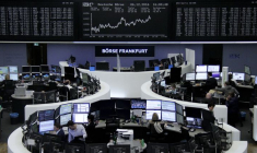 Des traders devant le tableau du DAX à Francfort