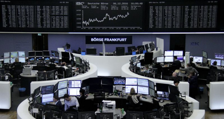 Des traders devant le tableau du DAX à Francfort