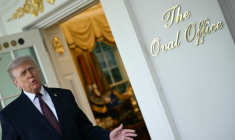 Le président américain Donald Trump parle à la presse à l'extérieur du Bureau ovale de la Maison Blanche, le 13 avril 2026 à Washington ( AFP / Brendan SMIALOWSKI )