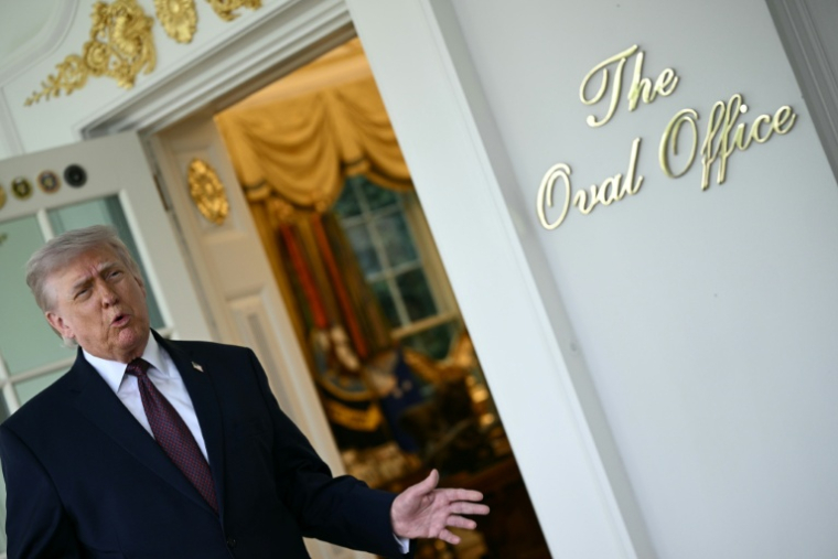 Le président américain Donald Trump parle à la presse à l'extérieur du Bureau ovale de la Maison Blanche, le 13 avril 2026 à Washington ( AFP / Brendan SMIALOWSKI )