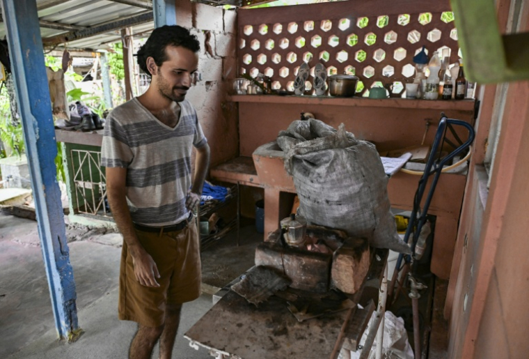 Alejandro Benitez prépare un café sur un brasero à charbon ( AFP / YAMIL LAGE )