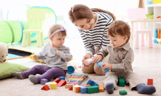 Les différents modes de garde ne coûtent pas la même chose et ne donnent pas droit aux mêmes aides ni avantages fiscaux. (© Adobestock)